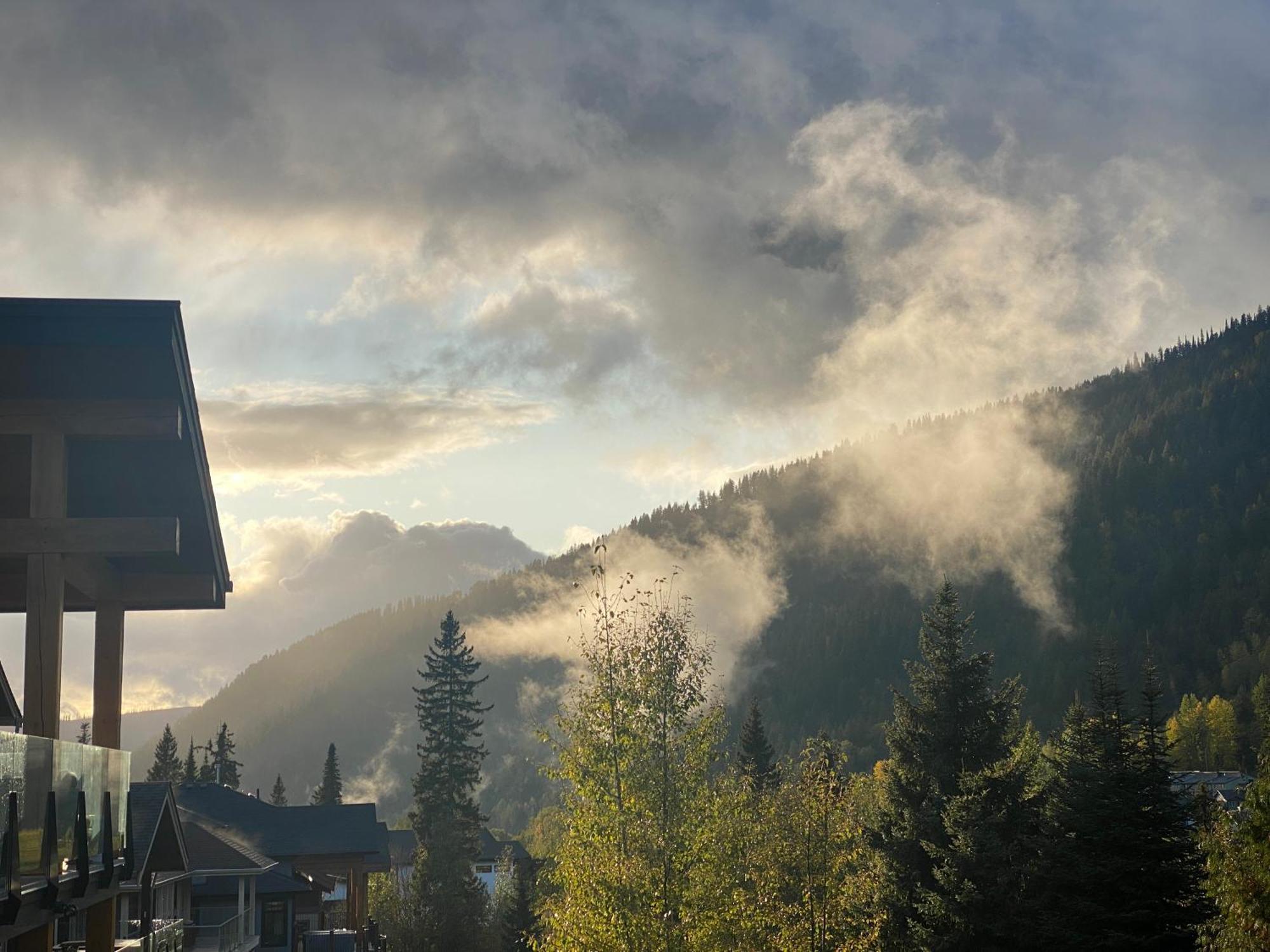Morrisey Chalet At Sun Peaks Eksteriør bilde